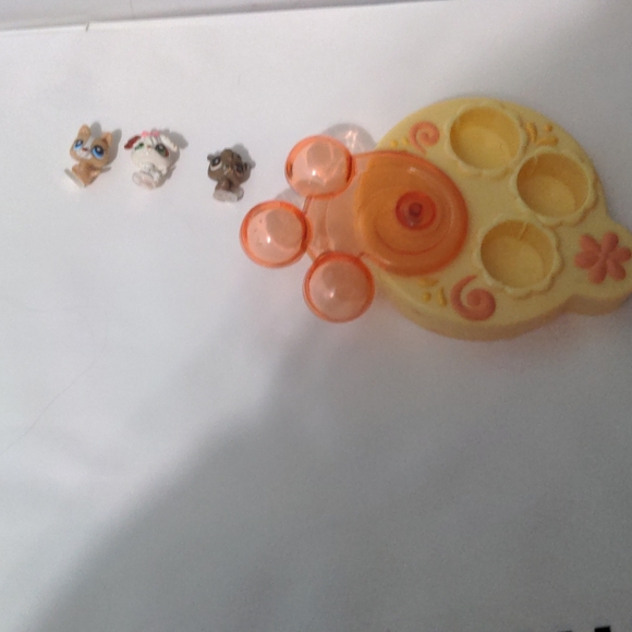 Bundle of littlest pet shops, houses, and accessories - Picture 14 of 17